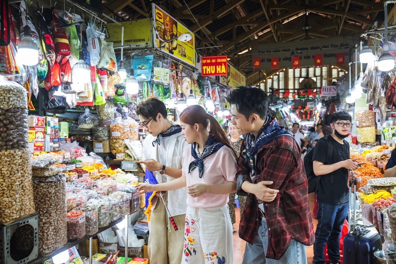 'Wow Ho Chi Minh City': Vợ chồng Puka - Gin Tuấn Kiệt tự tay pha cà phê vợt 80 năm tuổi, đi tàu Metro trải nghiệm lễ hội ẩm thực