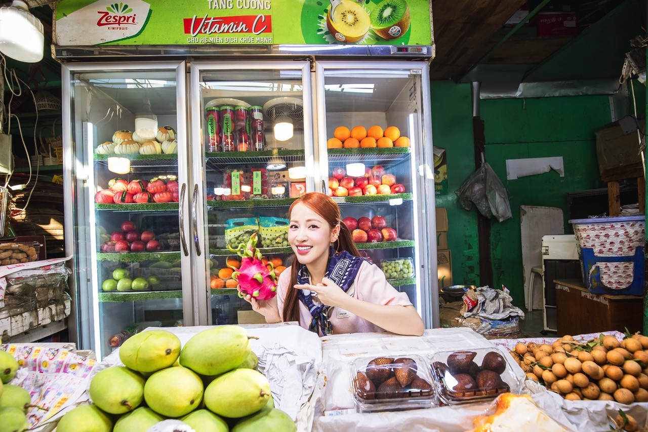 'Wow Ho Chi Minh City': Vợ chồng Puka - Gin Tuấn Kiệt tự tay pha cà phê vợt 80 năm tuổi, đi tàu Metro trải nghiệm lễ hội ẩm thực