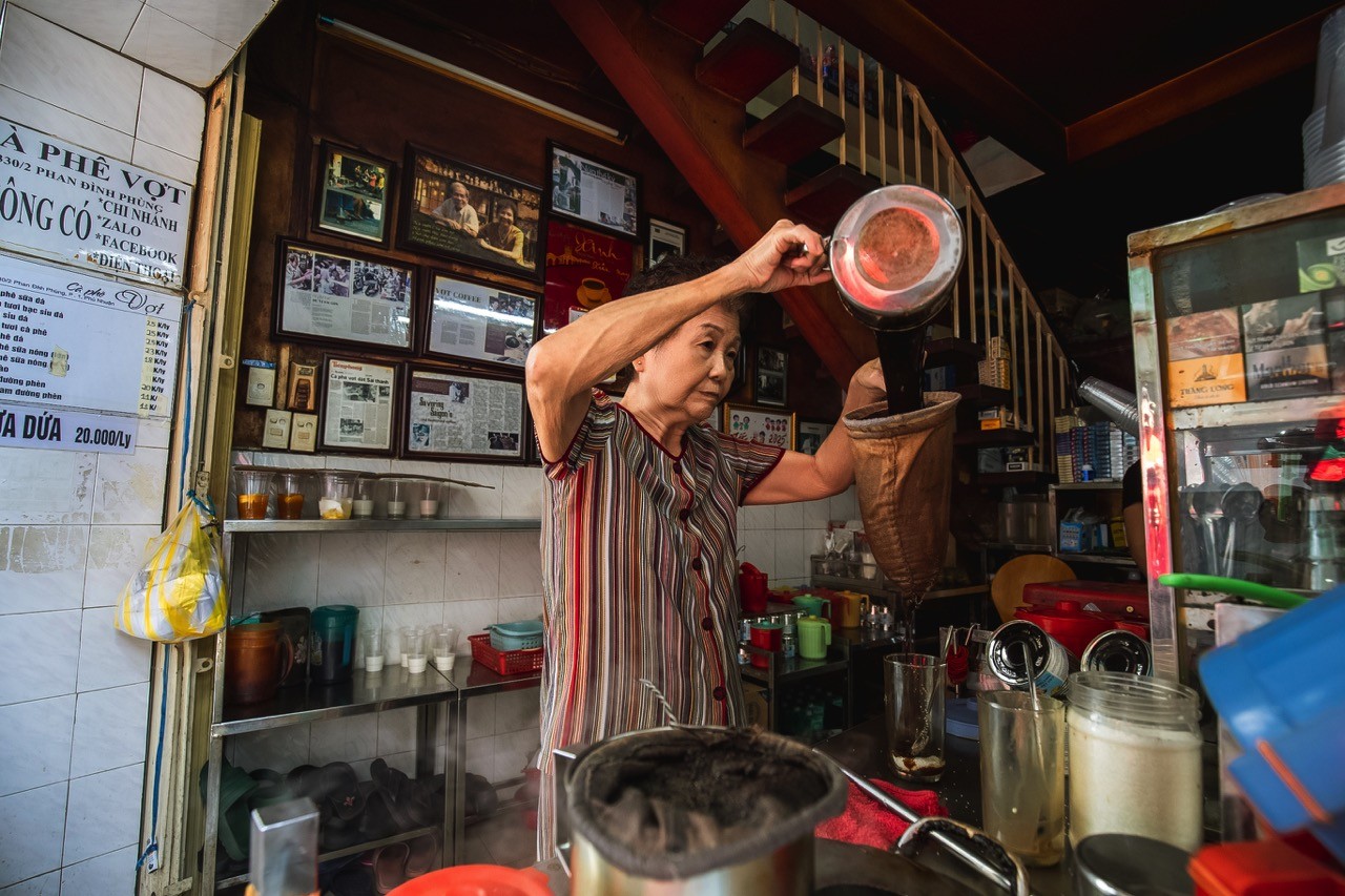 'Wow Ho Chi Minh City': Vợ chồng Puka - Gin Tuấn Kiệt tự tay pha cà phê vợt 80 năm tuổi, đi tàu Metro trải nghiệm lễ hội ẩm thực
