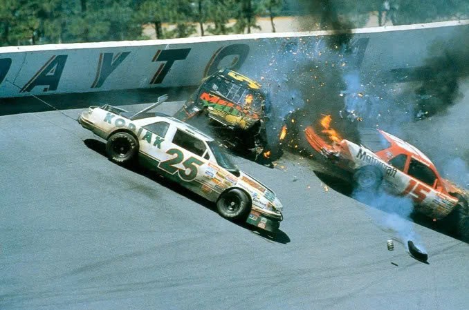Anne Hathaway đồng hành cùng Tom Cruise trong màn tái xuất của 'Days of Thunder'