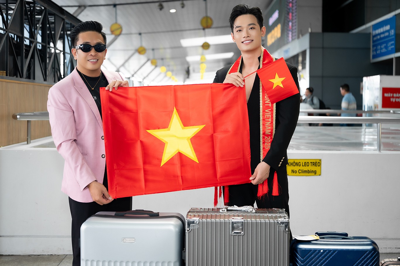 Trần Tiến Dũng mang 90kg hành lý tham dự 'Manhunt International 2026'