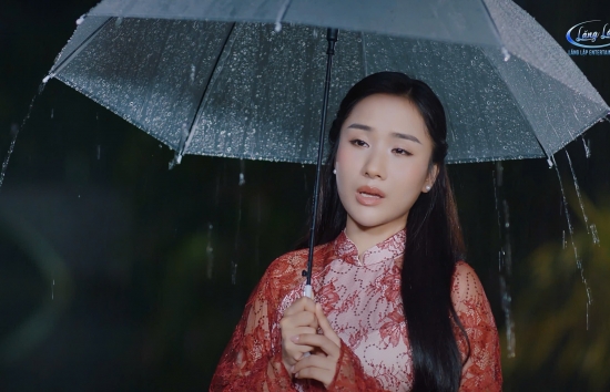 Á quân 'Thần tượng Bolero' Hồ Phương Liên 'đội mưa' 12 tiếng để mang đến màu sắc mới trong âm nhạc