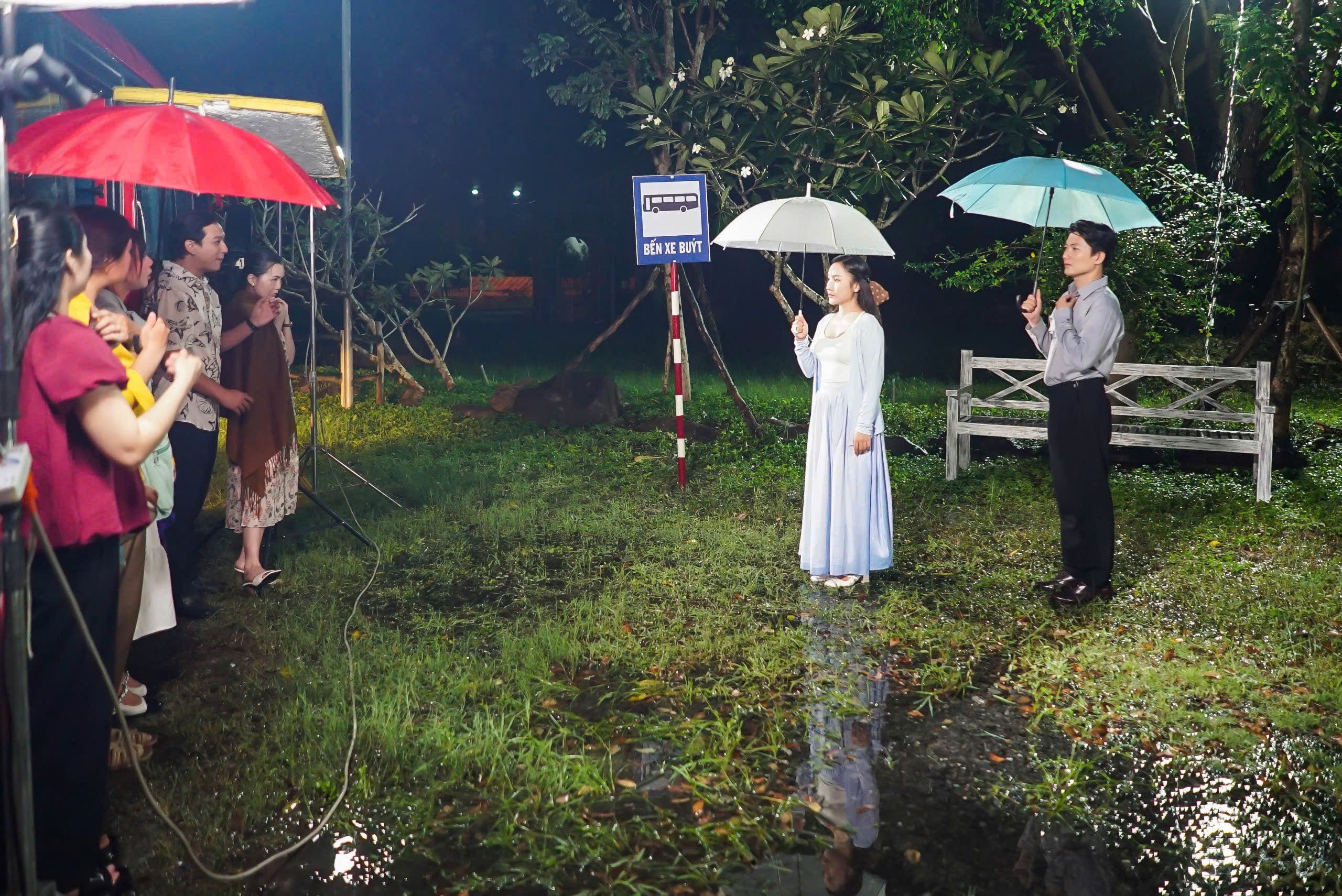 Á quân 'Thần tượng Bolero' Hồ Phương Liên 'đội mưa' 12 tiếng để mang đến màu sắc mới trong âm nhạc