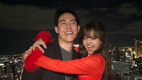 Lisa (BlackPink) bị bắt gặp thân mật với nam thần Thái Lan, làm dấy lên tin đồn hẹn hò