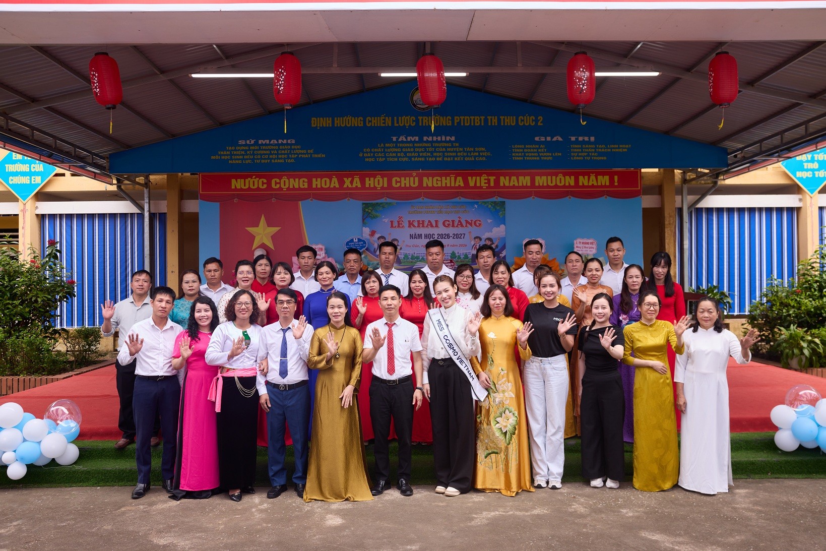 Á hậu Đỗ Cẩm Ly trao 100 suất học bổng và quà tặng tại quê nhà, khởi động dự án cộng đồng 'Caravan cho em - Caravan For Youth'