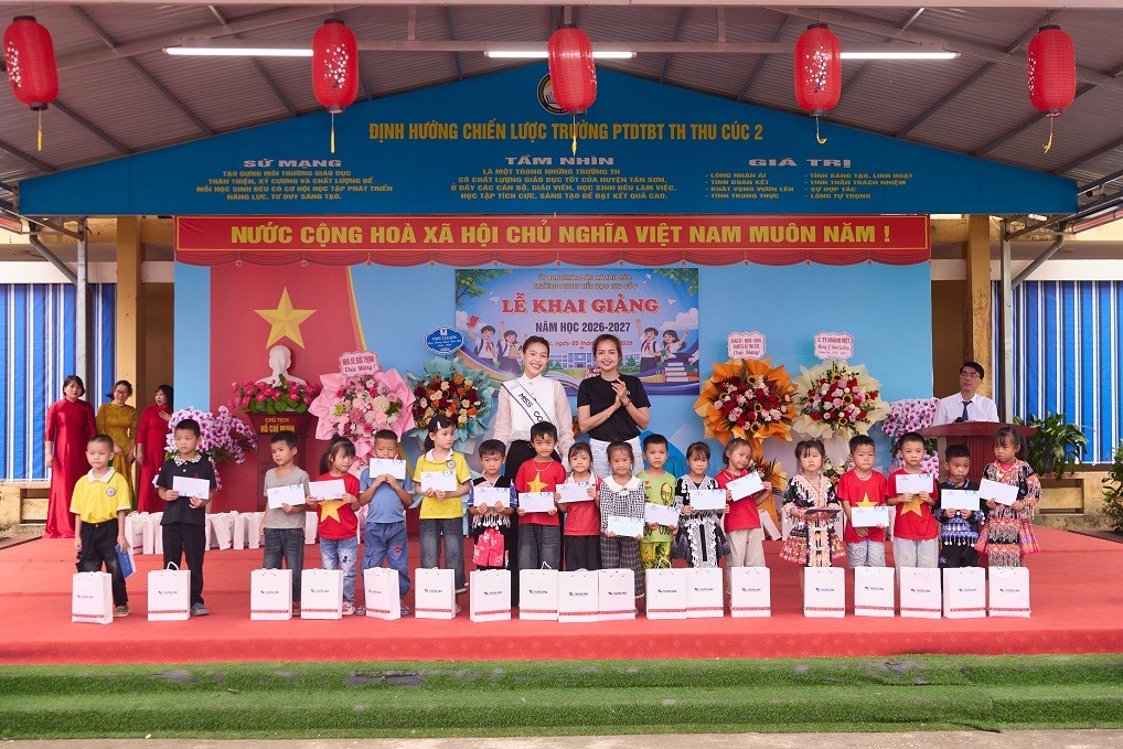 Á hậu Đỗ Cẩm Ly trao 100 suất học bổng và quà tặng tại quê nhà, khởi động dự án cộng đồng 'Caravan cho em - Caravan For Youth'