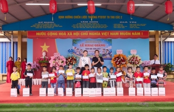 Á hậu Đỗ Cẩm Ly trao 100 suất học bổng và quà tặng tại quê nhà, khởi động dự án cộng đồng 'Caravan cho em - Caravan For Youth'