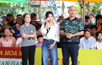 Tiến Luật, Huỳnh Lập, Sam xúc động trước nghị lực của những em nhỏ tại 'Mái ấm gia đình Việt'