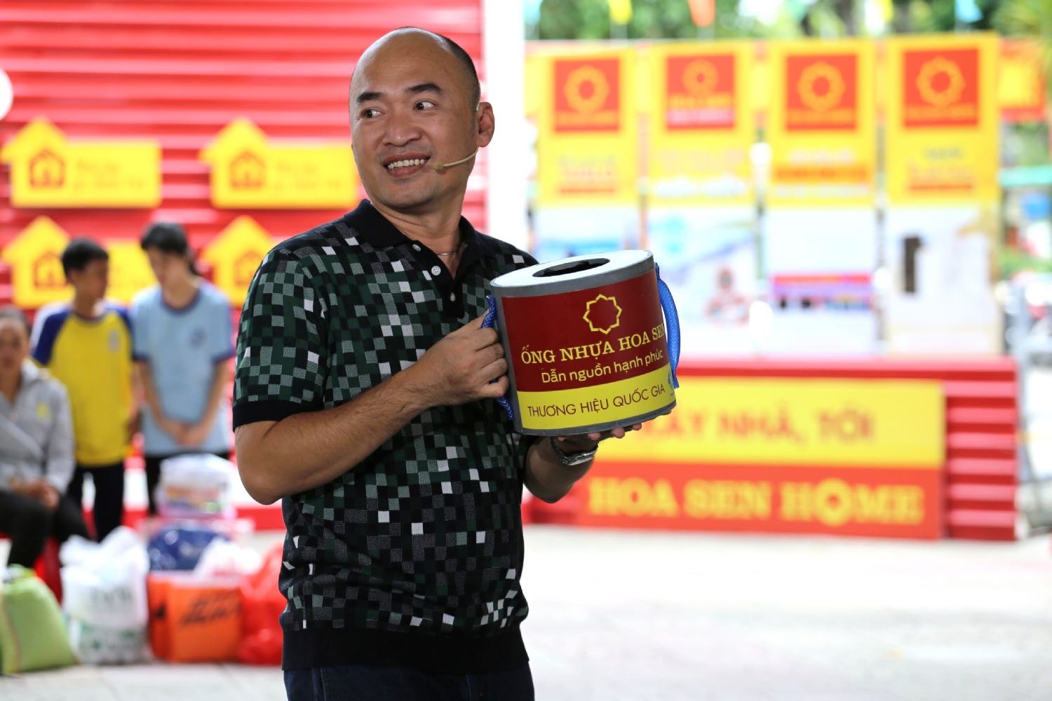 Tiến Luật, Huỳnh Lập, Sam xúc động trước nghị lực của những em nhỏ tại 'Mái ấm gia đình Việt'