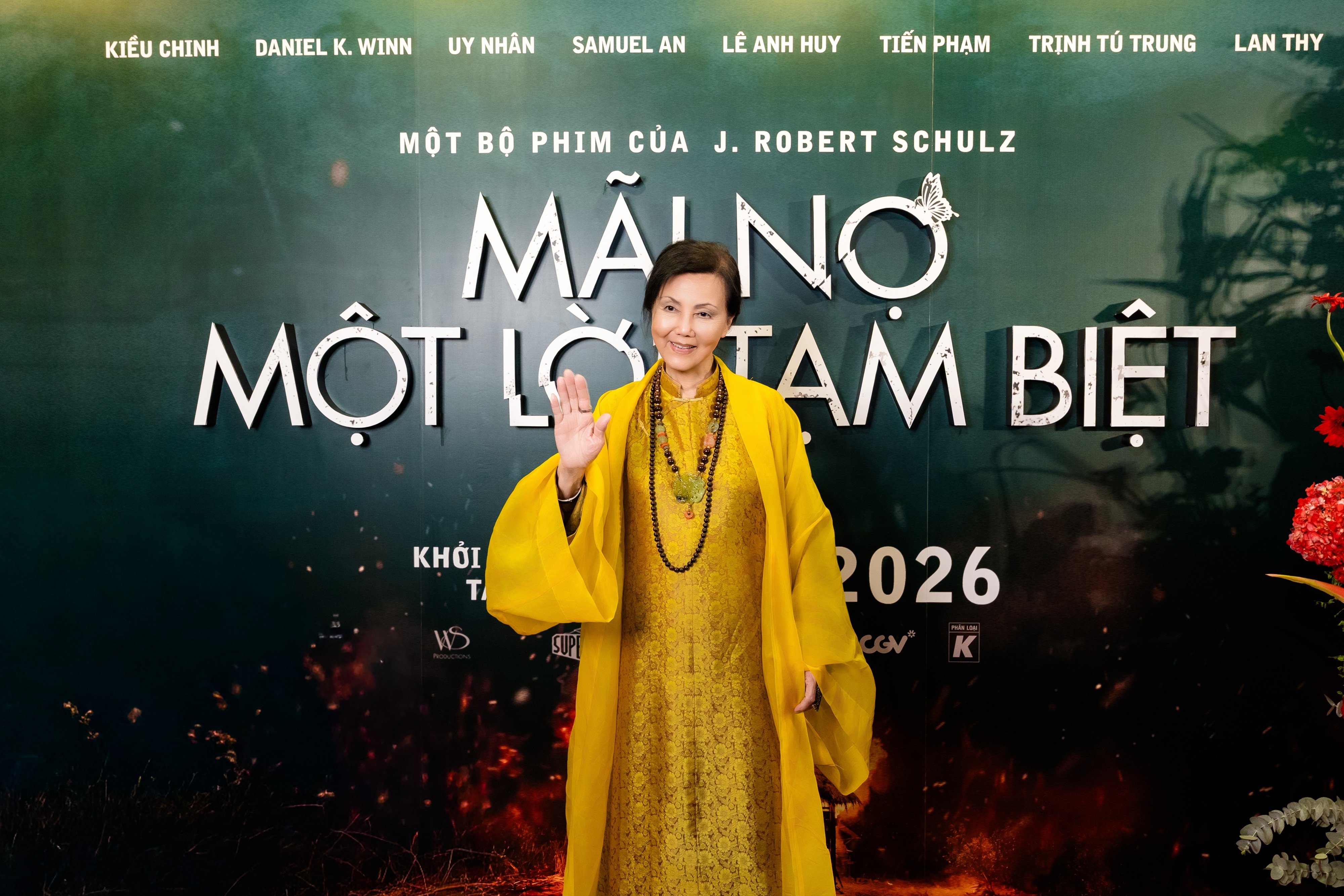Dàn sao Việt đổ bộ thảm đỏ ra mắt 'Mãi nợ một lời tạm biệt'
