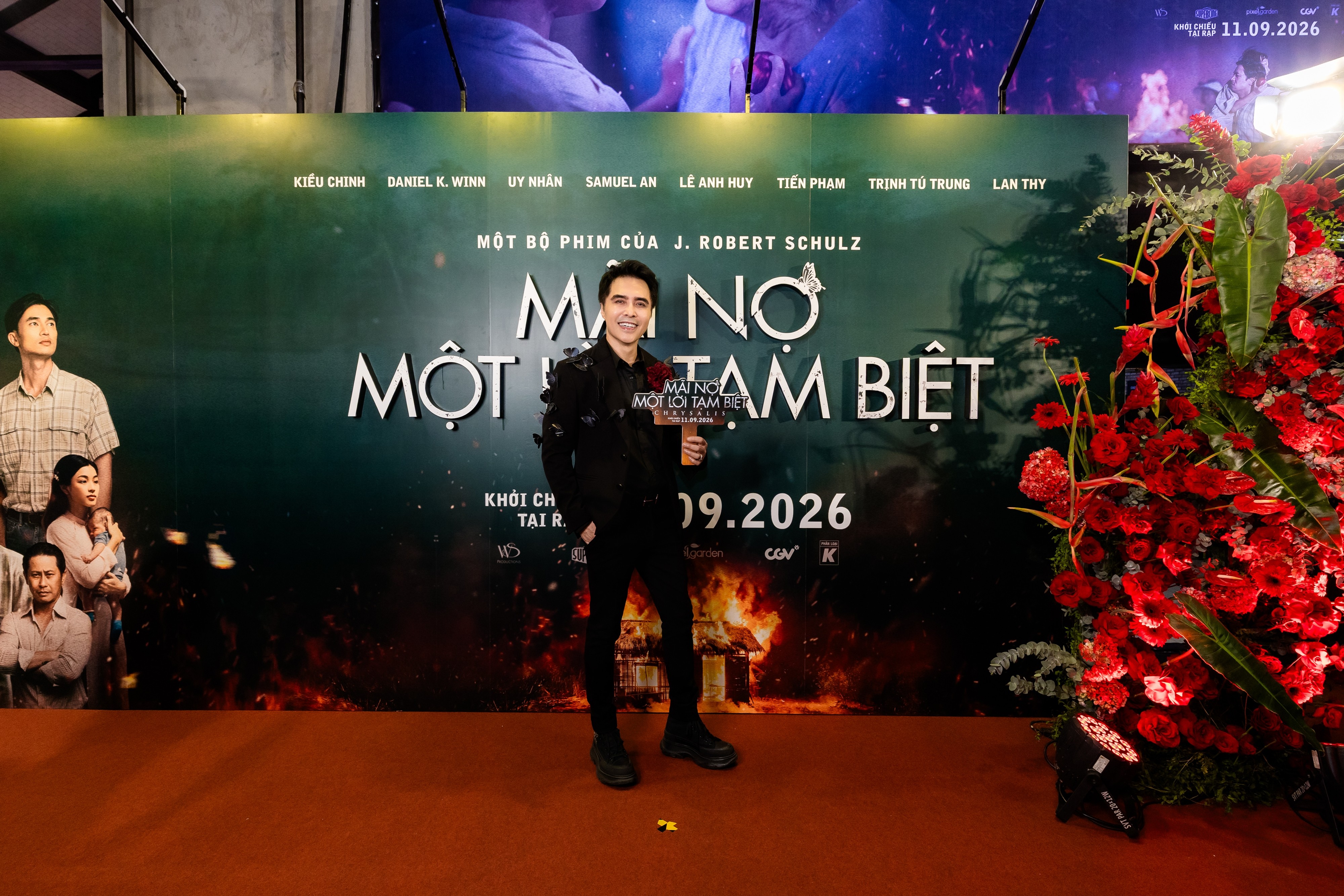 Dàn sao Việt đổ bộ thảm đỏ ra mắt 'Mãi nợ một lời tạm biệt'