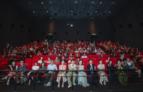 Đem cuộc đời và ký ức gia đình lên màn ảnh, đạo diễn Tấn Hoàng Thông rơi nước mắt tri ân ba tại premiere 'Lên hương'