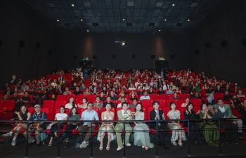 Đem cuộc đời và ký ức gia đình lên màn ảnh, đạo diễn Tấn Hoàng Thông rơi nước mắt tri ân ba tại premiere 'Lên hương'