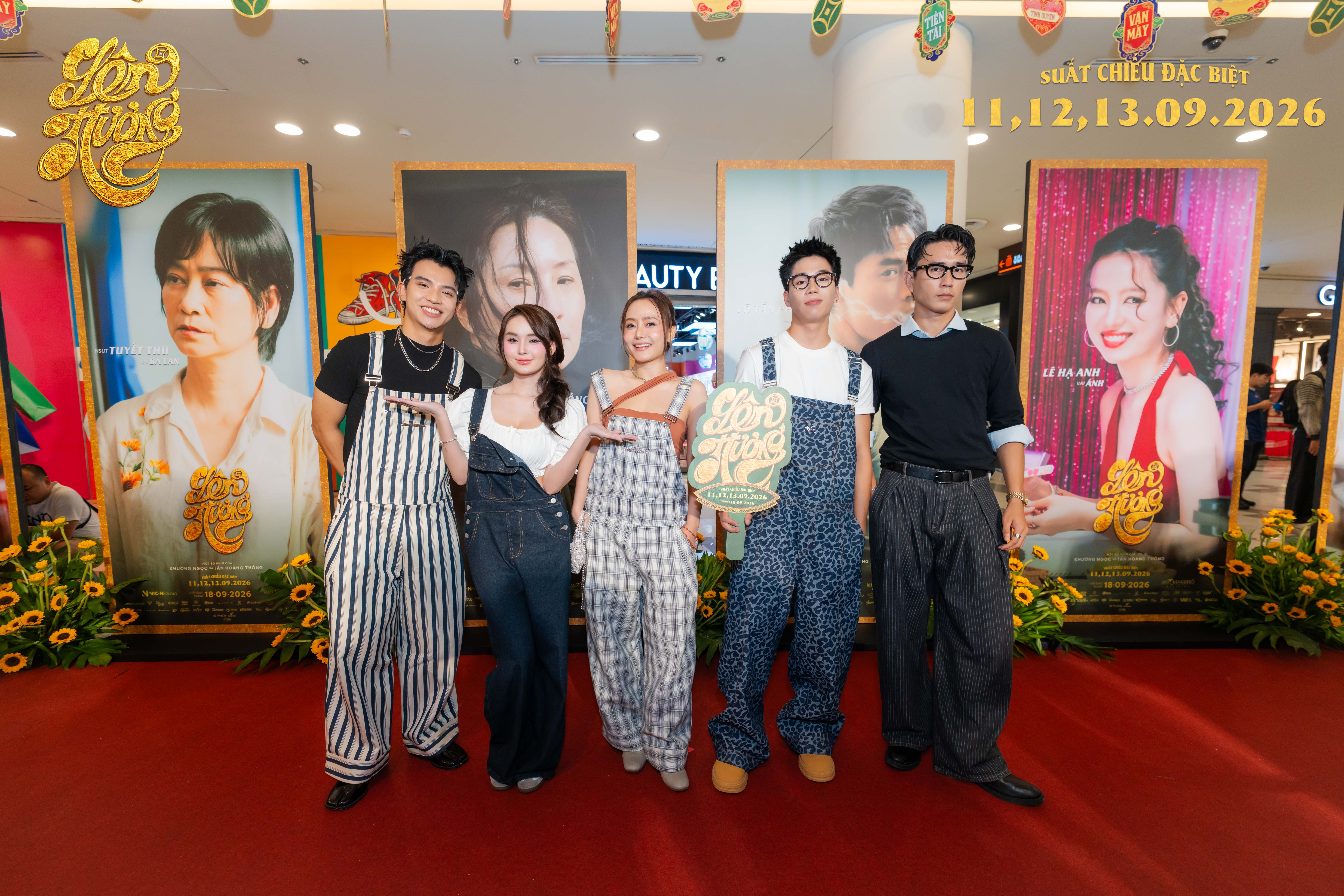 Đem cuộc đời và ký ức gia đình lên màn ảnh, đạo diễn Tấn Hoàng Thông rơi nước mắt tri ân ba tại premiere 'Lên hương'