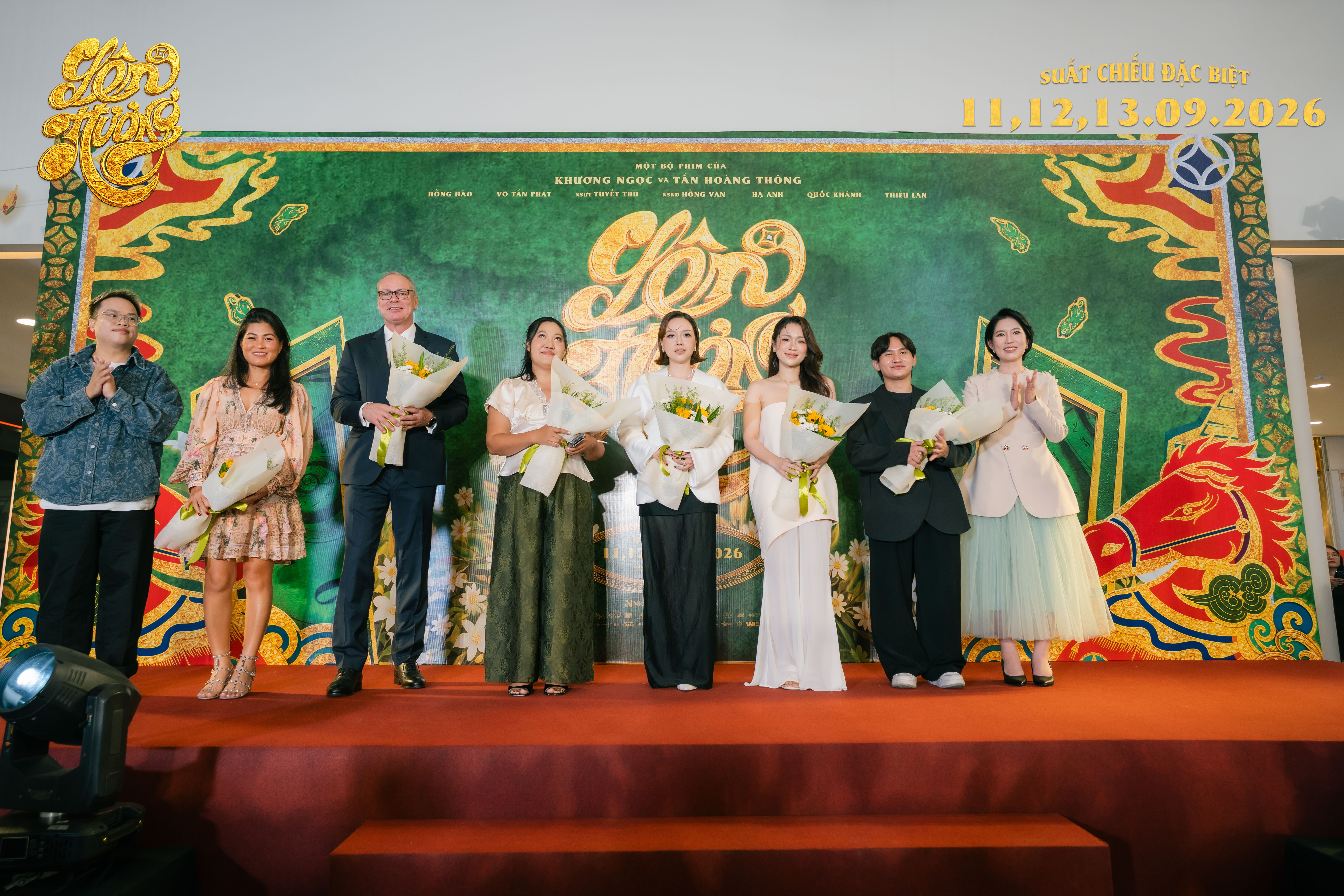 Đem cuộc đời và ký ức gia đình lên màn ảnh, đạo diễn Tấn Hoàng Thông rơi nước mắt tri ân ba tại premiere 'Lên hương'