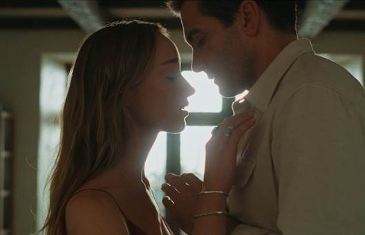 Jake Gyllenhaal và Phoebe Dynevor thành đôi trong phim mới 'Điều còn lại' của bậc thầy kinh dị M. Night Shyamalan