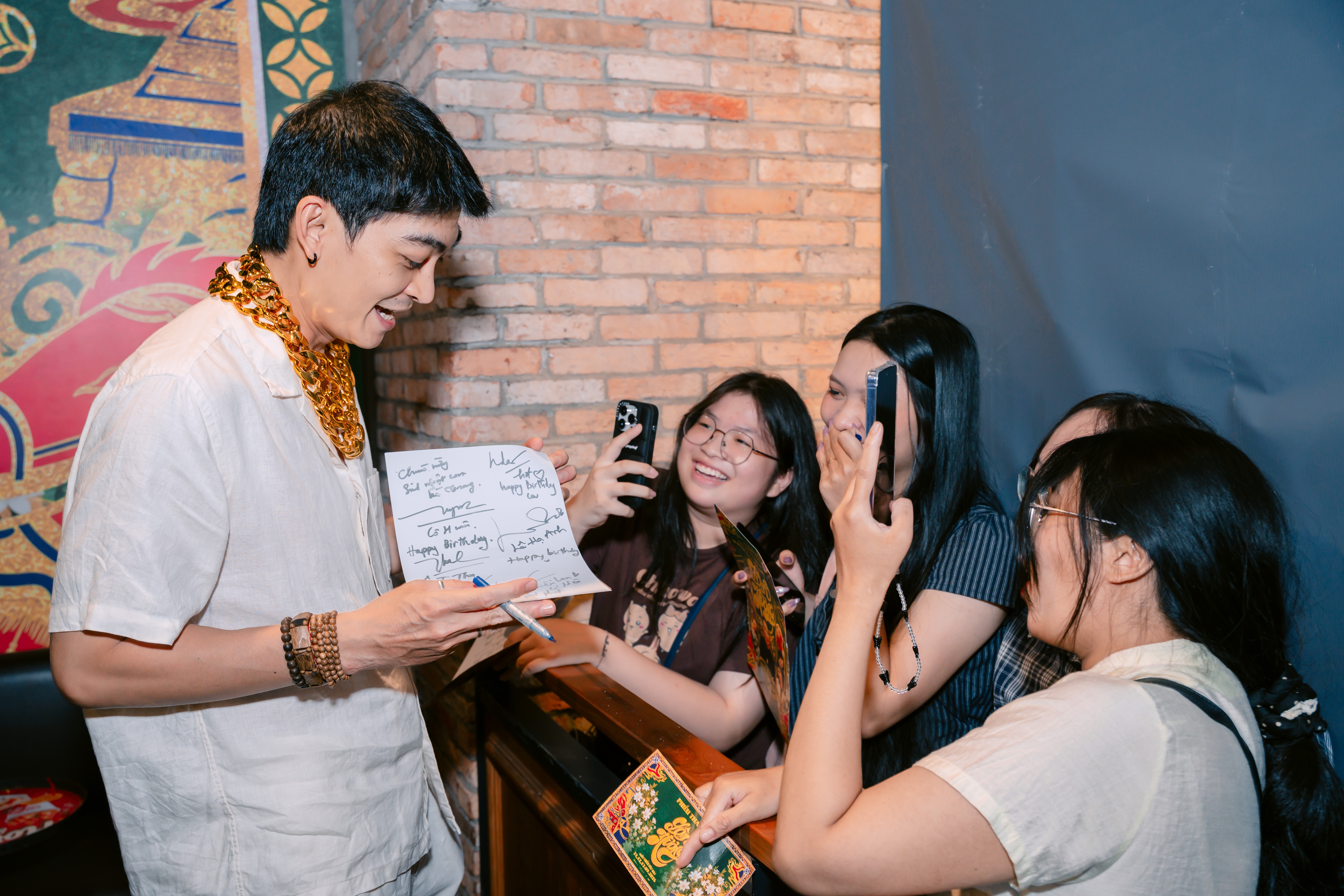 'Lên hương': ‘Biệt đội ma chay’ chơi lớn tặng vàng cho khán giả