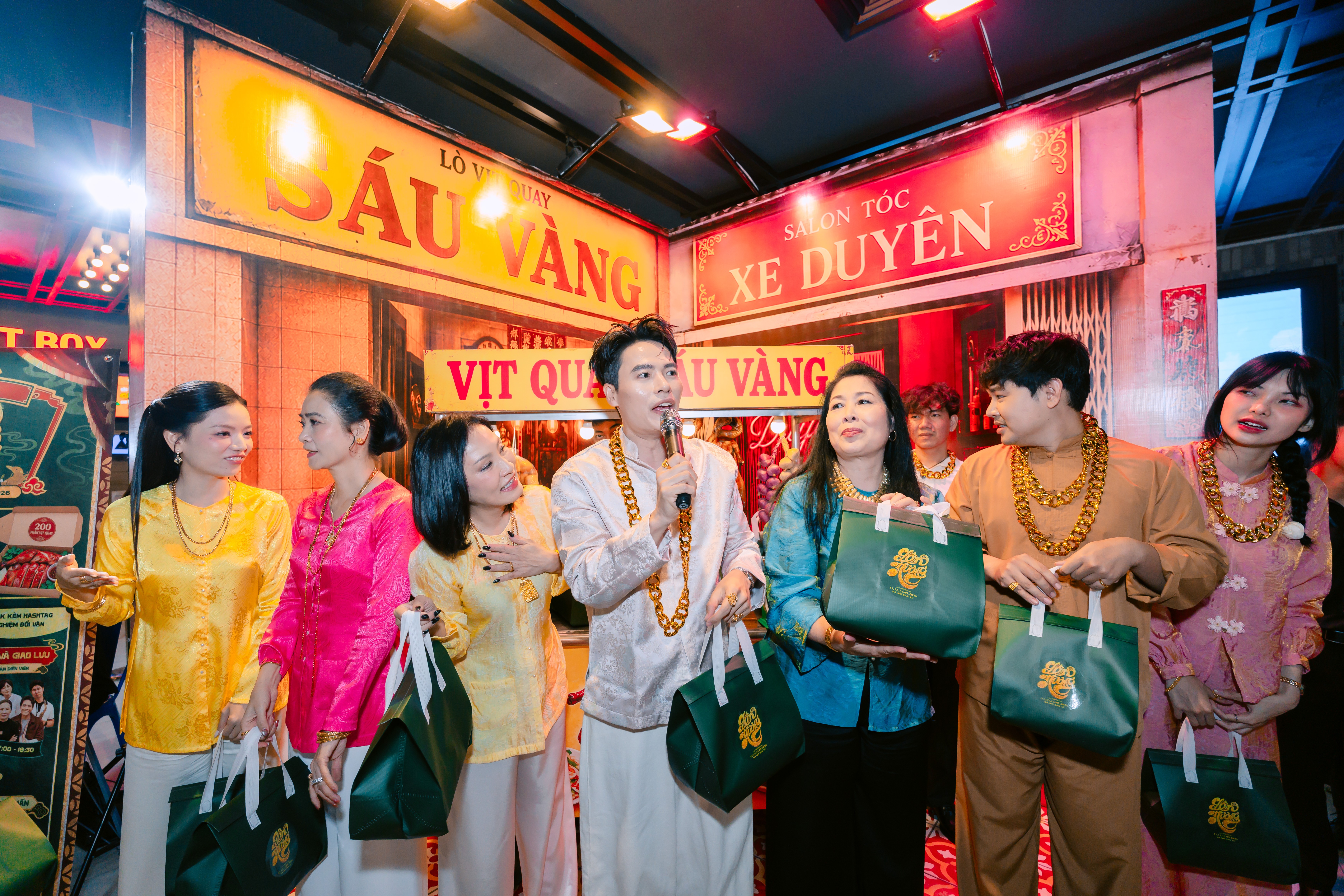 'Lên hương': ‘Biệt đội ma chay’ chơi lớn tặng vàng cho khán giả
