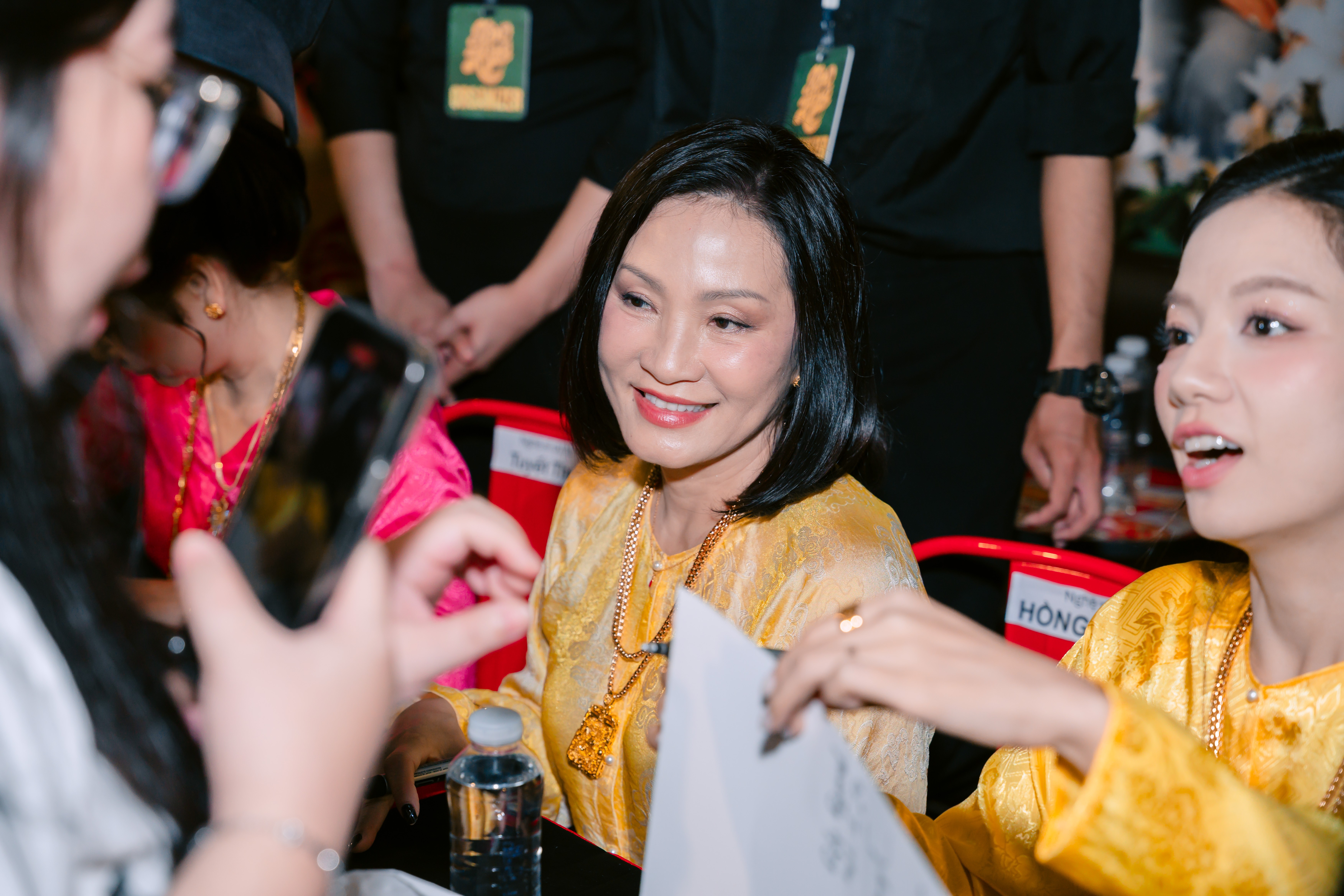 'Lên hương': ‘Biệt đội ma chay’ chơi lớn tặng vàng cho khán giả