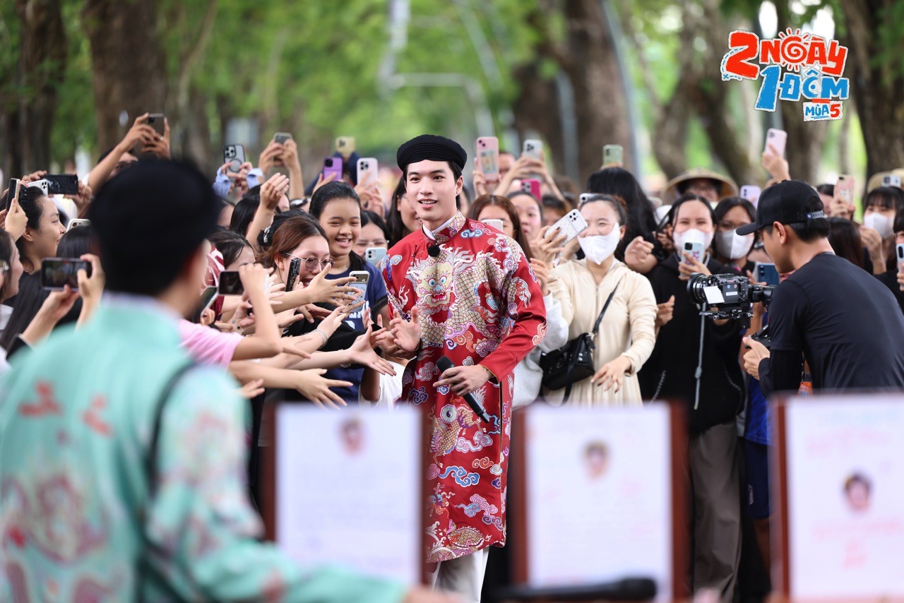 Chạm mốc tập 100, '2 ngày 1 đêm' bất ngờ 'tăng ca' giữa đêm