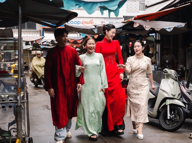 'Wow Ho Chi Minh City': Hoa hậu Khánh Vân cùng Lâm Vỹ Dạ, Lương Bích Hữu, S.T Sơn Thạch 'ăn sập' phố người Hoa