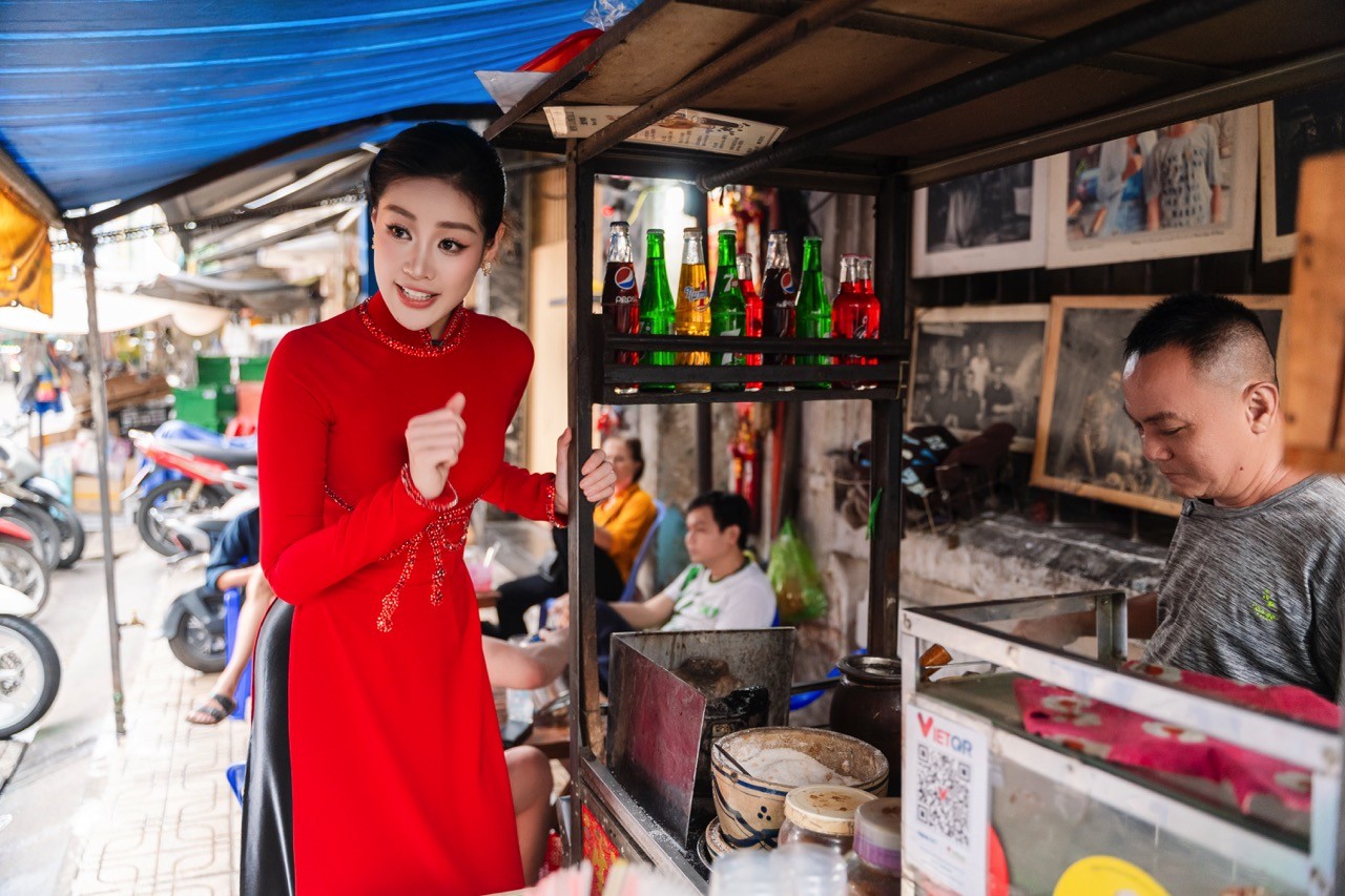 'Wow Ho Chi Minh City': Hoa hậu Khánh Vân cùng Lâm Vỹ Dạ, Lương Bích Hữu, S.T Sơn Thạch 'ăn sập' phố người Hoa