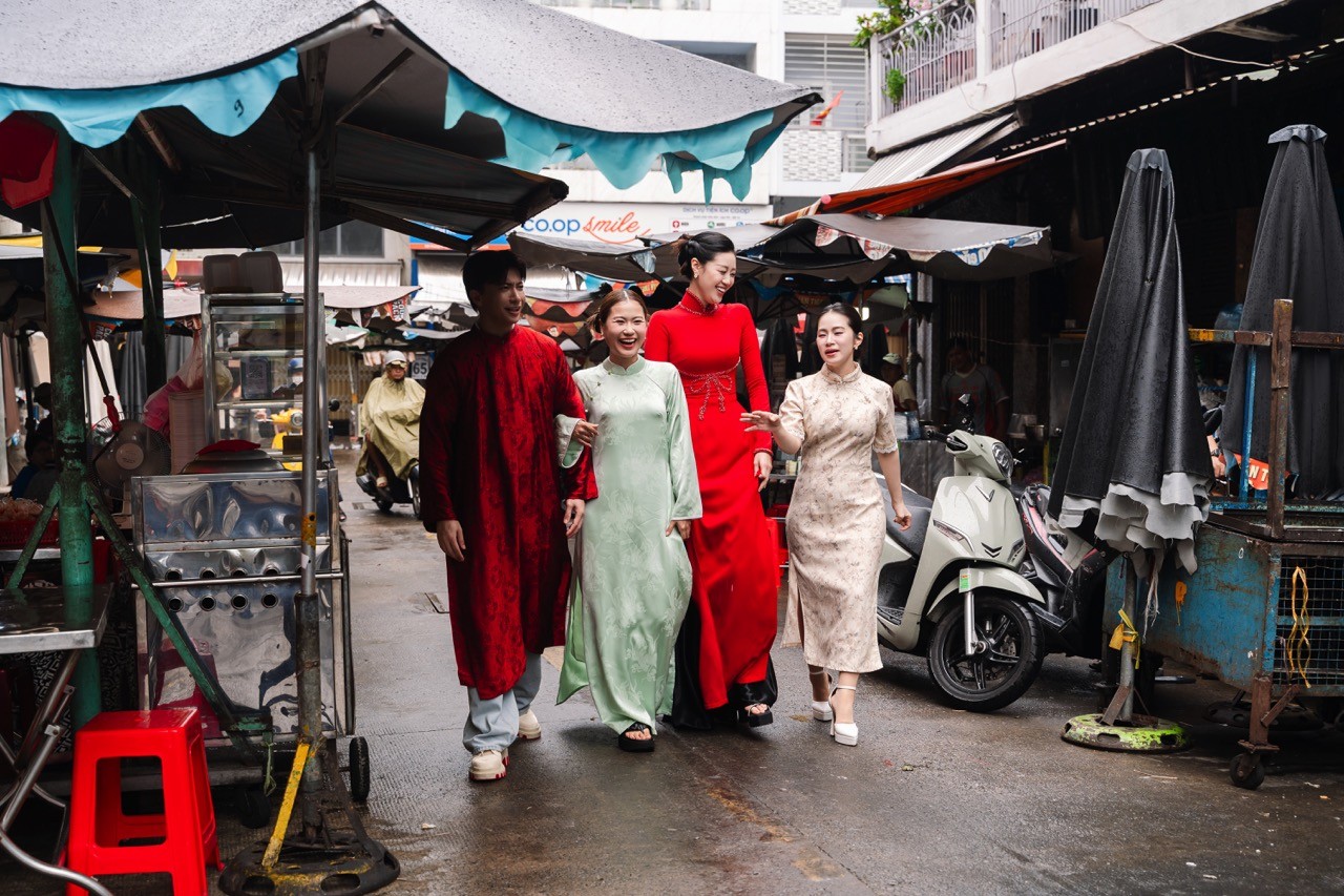 'Wow Ho Chi Minh City': Hoa hậu Khánh Vân cùng Lâm Vỹ Dạ, Lương Bích Hữu, S.T Sơn Thạch 'ăn sập' phố người Hoa