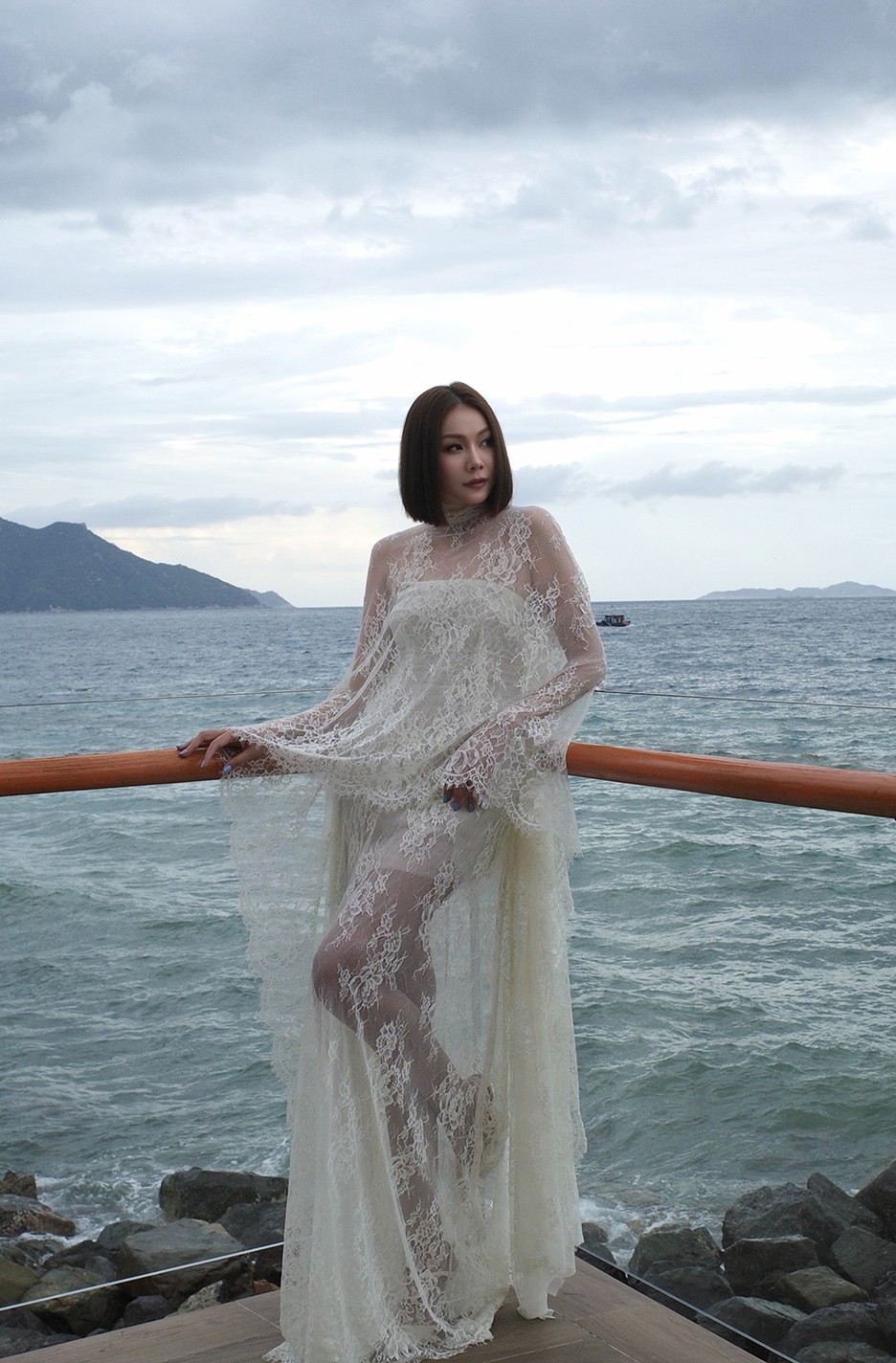 Thanh Hằng bùng nổ visual, tái ngộ 'nam thần Singapore' Ayden Sng tại Nha Trang