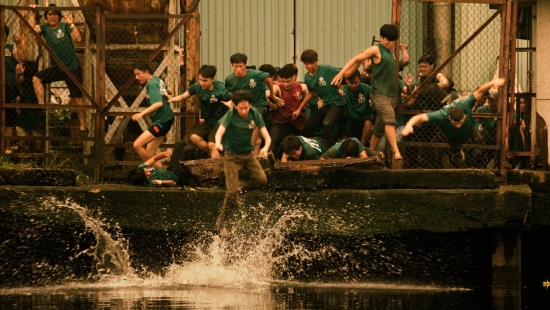 Sau nhiều lần lỡ hẹn, 'Trại buôn người' ấn định ngày ra rạp, hé lộ cuộc chiến sinh tồn quy mô lớn