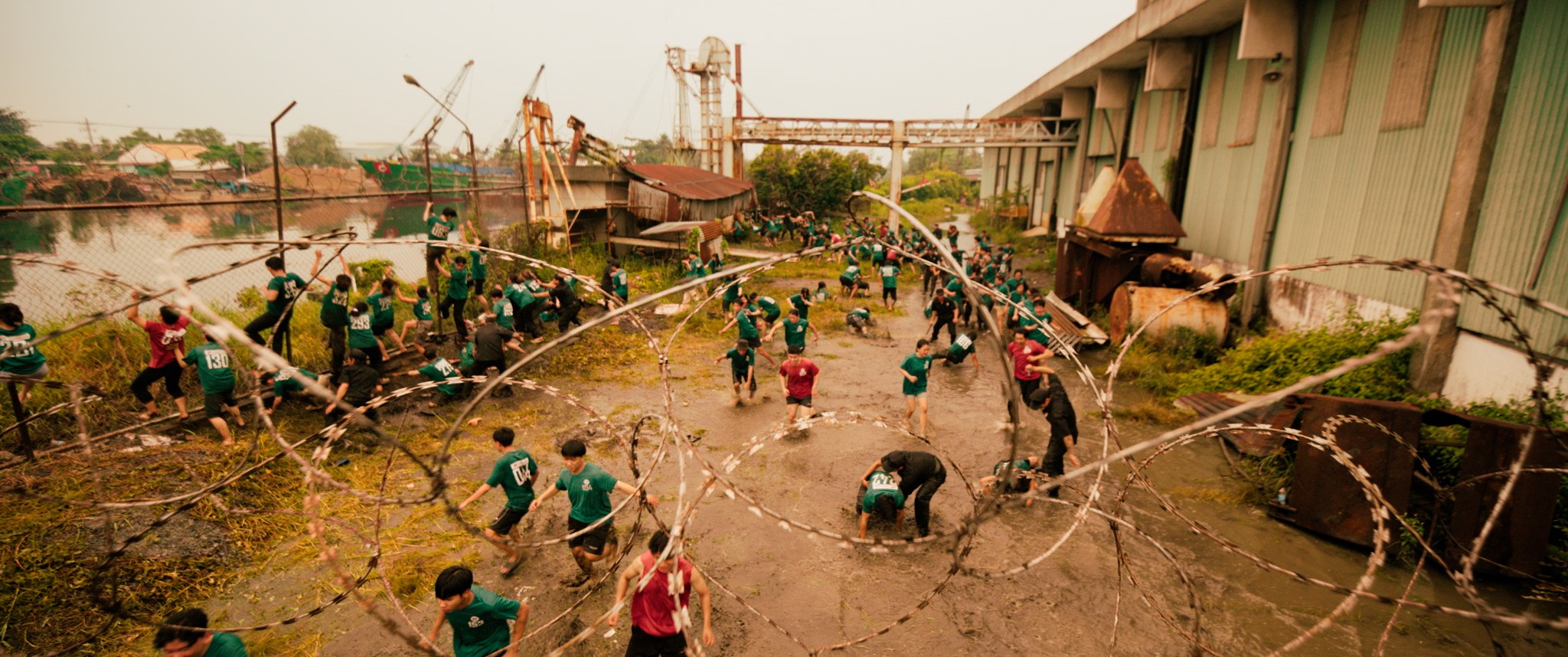 Sau nhiều lần lỡ hẹn, 'Trại buôn người' ấn định ngày ra rạp, hé lộ cuộc chiến sinh tồn quy mô lớn