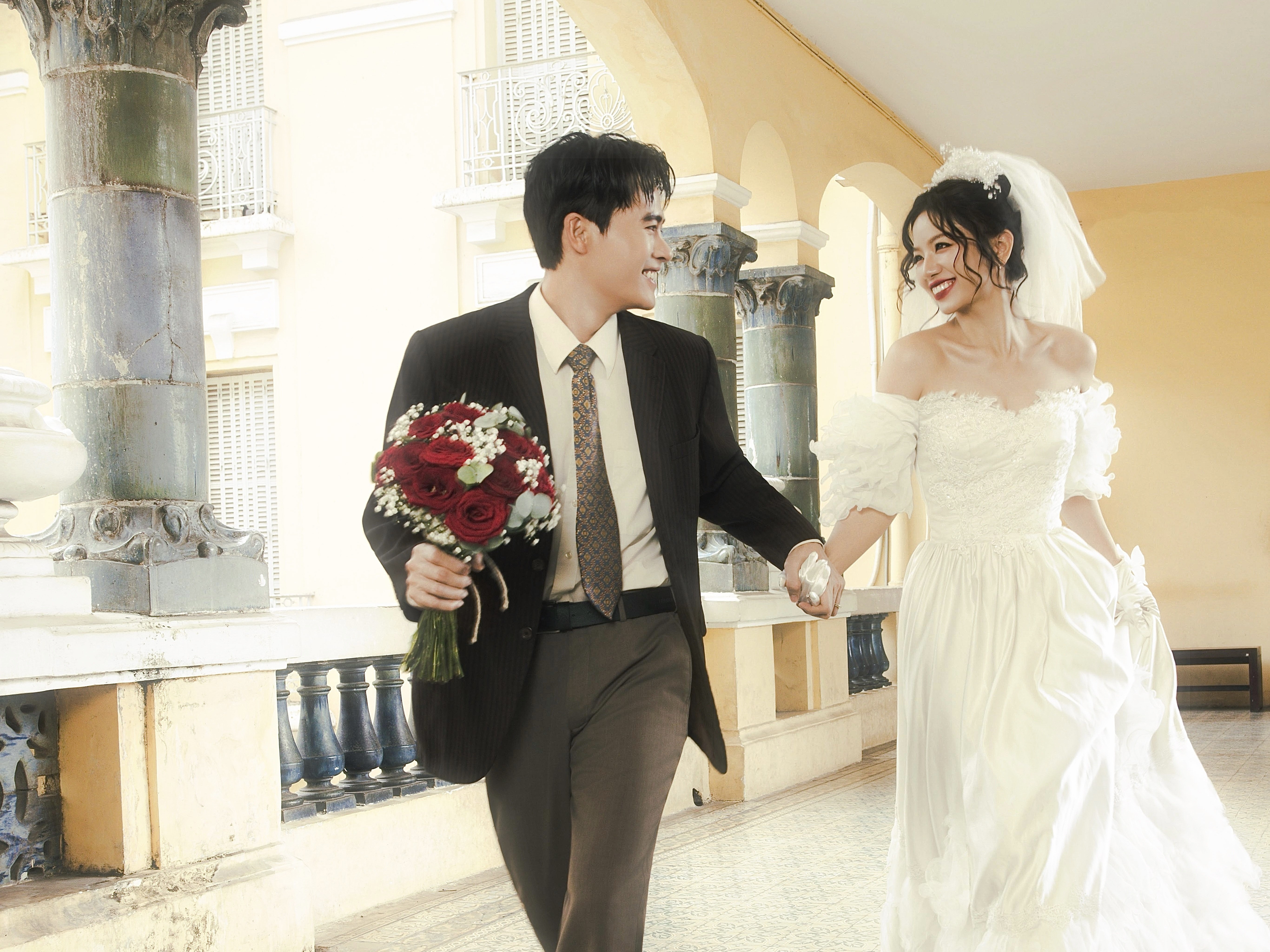 Cơn sốt 'Lên hương' vượt mốc 46 tỷ: Võ Tấn Phát - Hạ Anh bất ngờ tung bộ ảnh cưới 'đền bù' khán giả