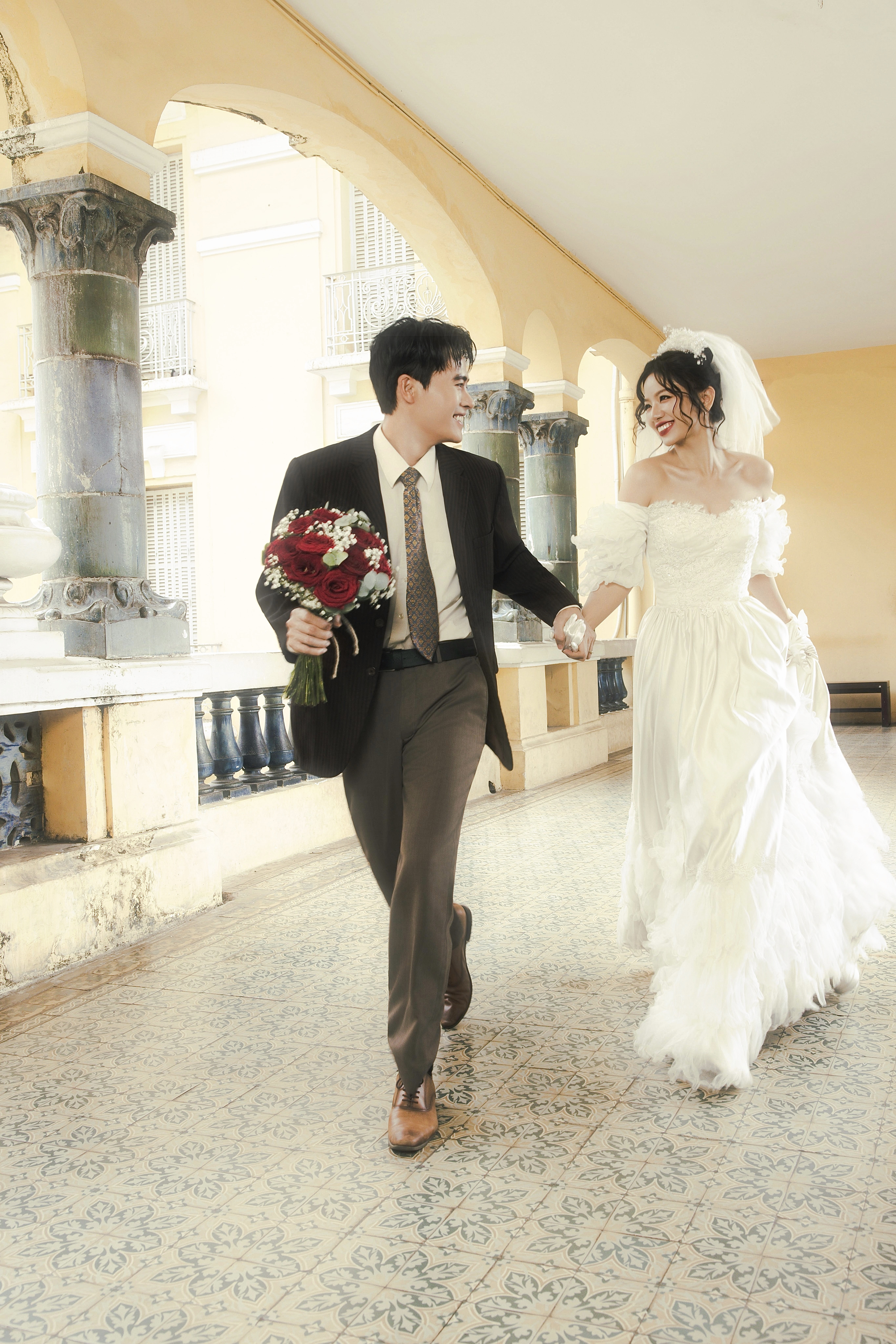 Cơn sốt 'Lên hương' vượt mốc 46 tỷ: Võ Tấn Phát - Hạ Anh bất ngờ tung bộ ảnh cưới 'đền bù' khán giả