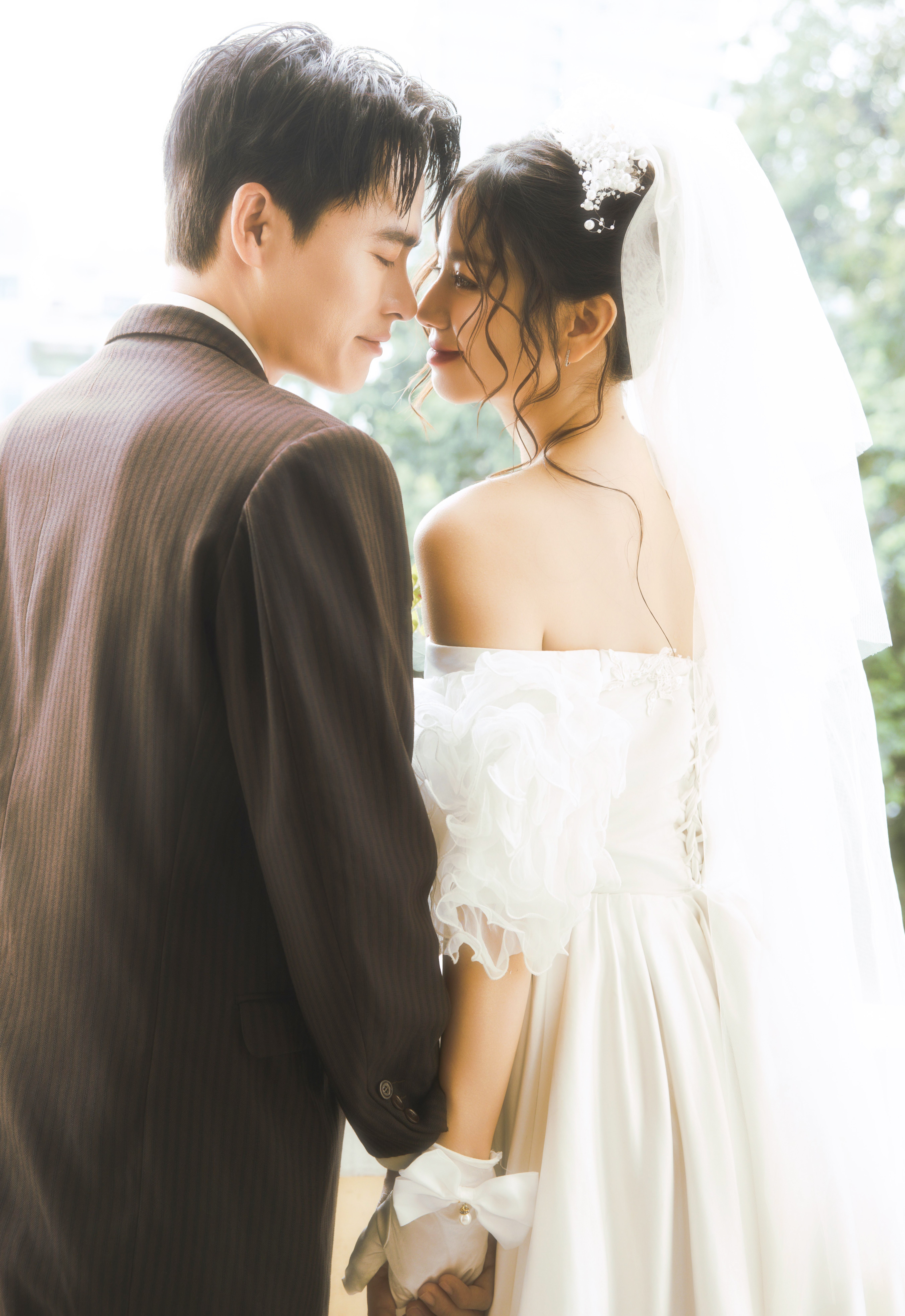 Cơn sốt 'Lên hương' vượt mốc 46 tỷ: Võ Tấn Phát - Hạ Anh bất ngờ tung bộ ảnh cưới 'đền bù' khán giả