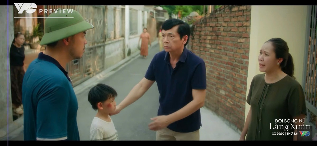 'Đội bóng nữ làng Xuân' tập 6: Quốc đưa con trai đến nhà ông Khiêm 'ăn vạ'