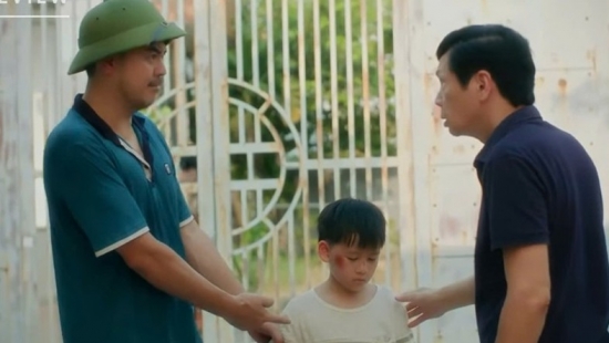 'Đội bóng nữ làng Xuân' tập 6: Quốc đưa con trai đến nhà ông Khiêm 'ăn vạ'