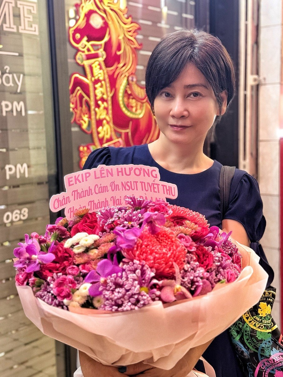NSƯT Tuyết Thu đón sinh nhật ấn tượng với… 'Lên hương' và 'Trại buôn người'