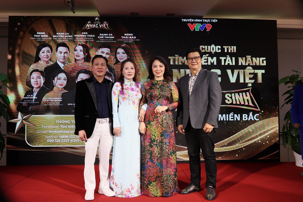 NSND Thái Bảo hướng dẫn các thí sinh tìm ra giá trị của cuộc thi 'Tìm kiếm tài năng âm nhạc Việt'