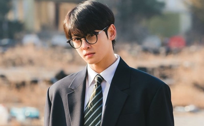 Cha Eun Woo bị nghe lén, Byun Woo Seok bị fan cuồng bám đuôi