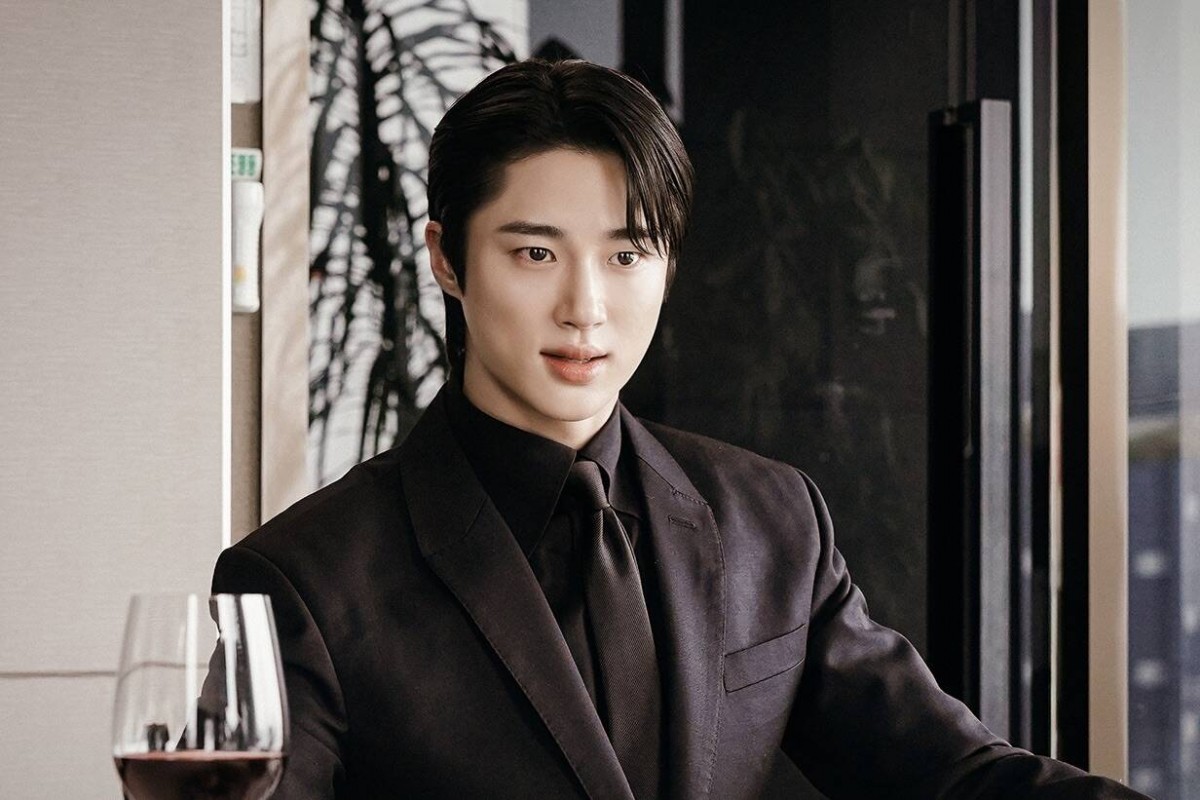 Cha Eun Woo bị nghe lén, Byun Woo Seok bị fan cuồng bám đuôi