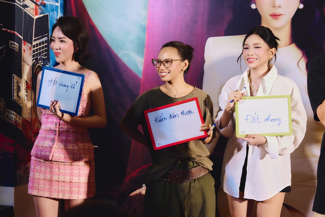 Thu Trang bật khóc trước tình cảm của khán giả tại Fan meeting, nhận nụ hôn ngọt ngào từ ông xã Tiến Luật