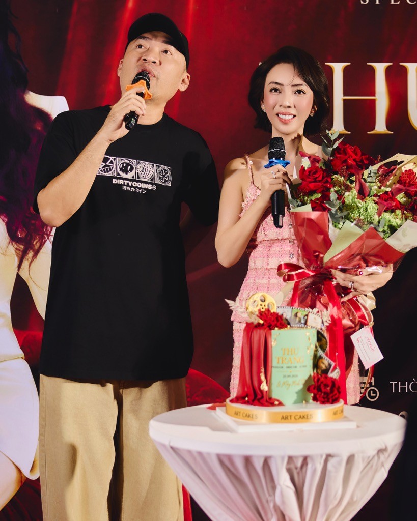 Thu Trang bật khóc trước tình cảm của khán giả tại Fan meeting, nhận nụ hôn ngọt ngào từ ông xã Tiến Luật