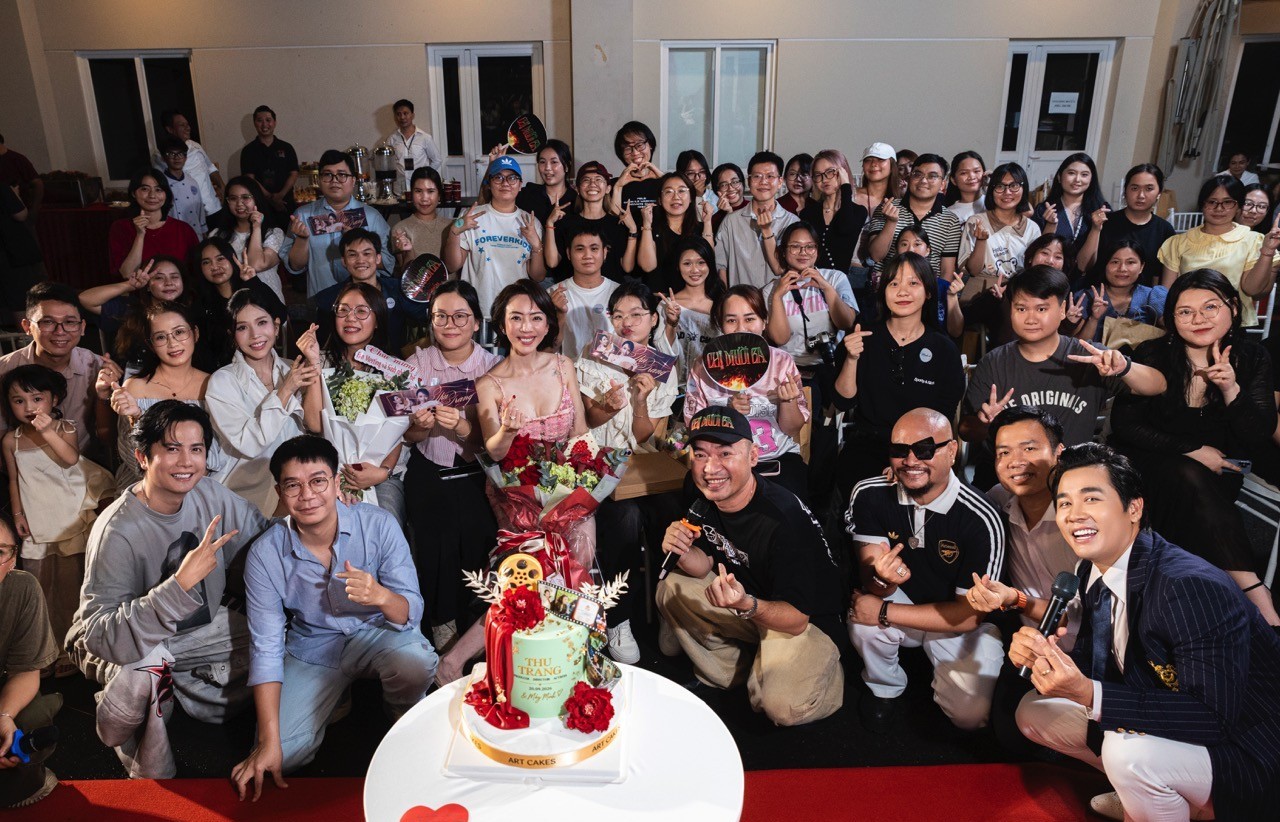 Thu Trang bật khóc trước tình cảm của khán giả tại Fan meeting, nhận nụ hôn ngọt ngào từ ông xã Tiến Luật