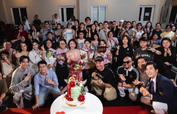 Thu Trang bật khóc trước tình cảm của khán giả tại Fan meeting, nhận nụ hôn ngọt ngào từ ông xã Tiến Luật