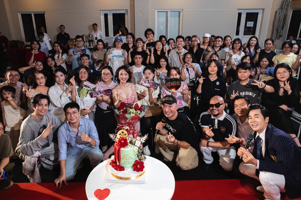 Thu Trang bật khóc trước tình cảm của khán giả tại Fan meeting, nhận nụ hôn ngọt ngào từ ông xã Tiến Luật