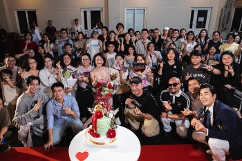 Thu Trang bật khóc trước tình cảm của khán giả tại Fan meeting, nhận nụ hôn ngọt ngào từ ông xã Tiến Luật