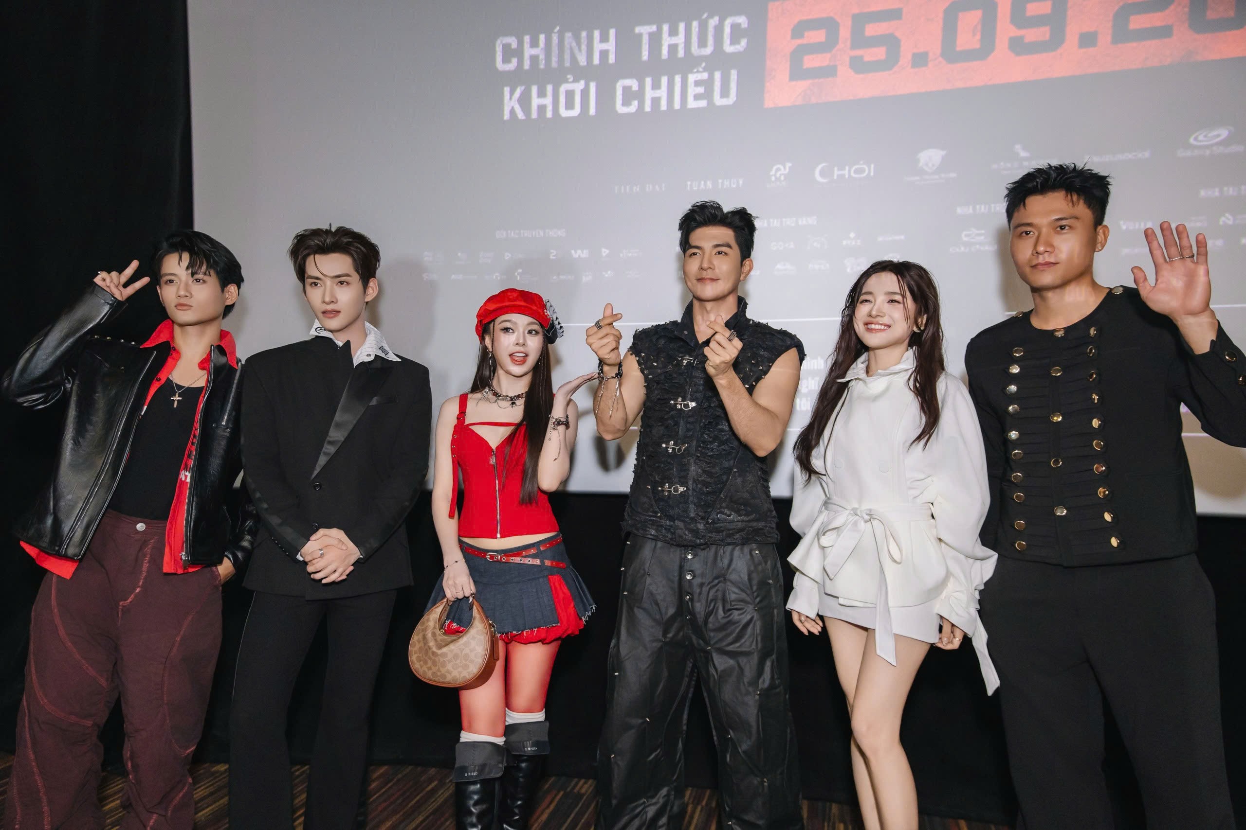 'Trại buôn người' xác lập kỷ lục Việt Nam, chính thức ra mắt khán giả sau 5 năm thực hiện