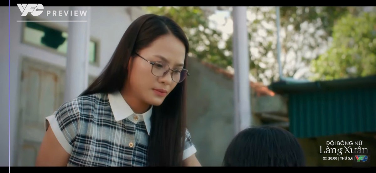 'Đội bóng nữ làng Xuân' tập 7: Quốc nổi giận khi thấy Yến trên livestream