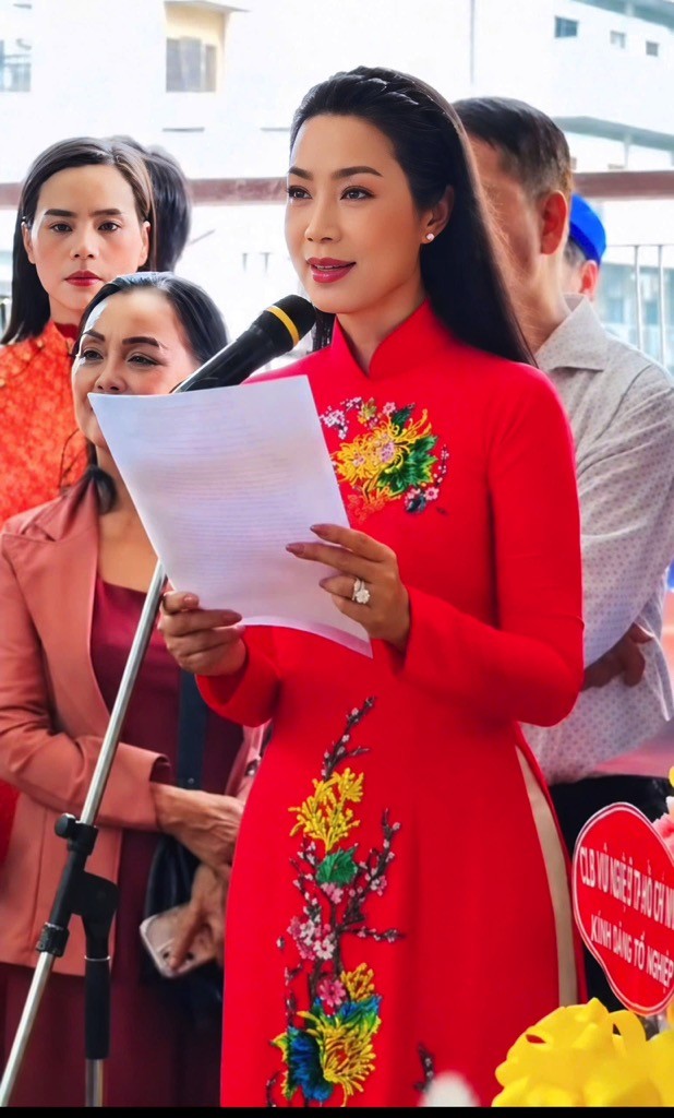 NSND Trịnh Kim Chi tri ân Tổ nghiệp trong không khí ấm áp trọn vẹn nghĩa tình