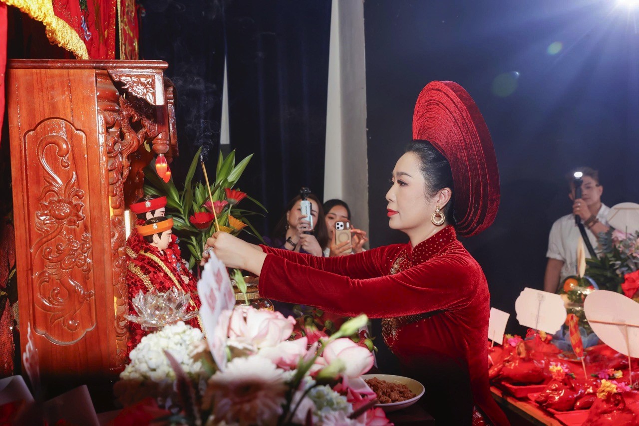 NSND Trịnh Kim Chi tri ân Tổ nghiệp trong không khí ấm áp trọn vẹn nghĩa tình