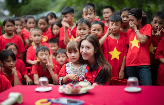 Làm 3 điều chưa từng làm ở Điện Biên, Thúy Ngân có mùa Trung thu đáng nhớ cùng trẻ em vùng cao